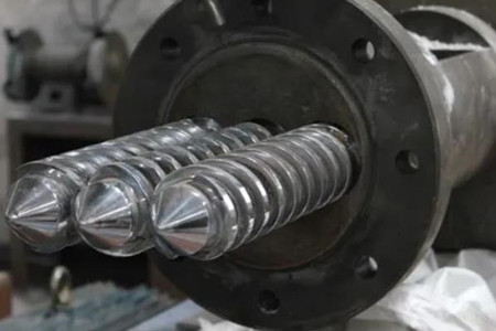 擠出機機筒螺桿裂斷的原因是什么？